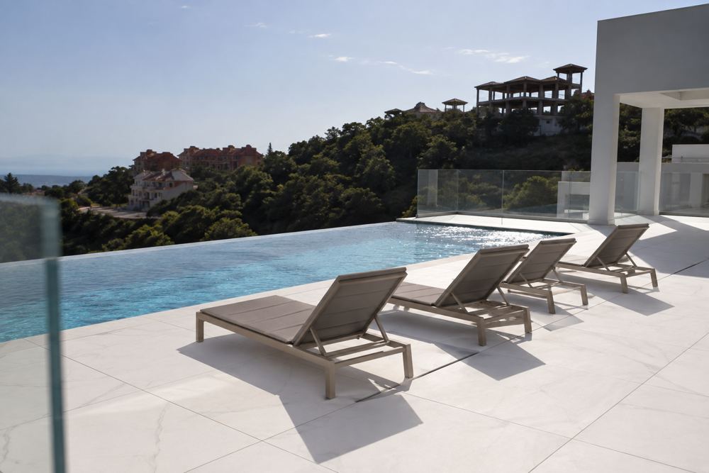 Pool und Terrasse der VillaMairena