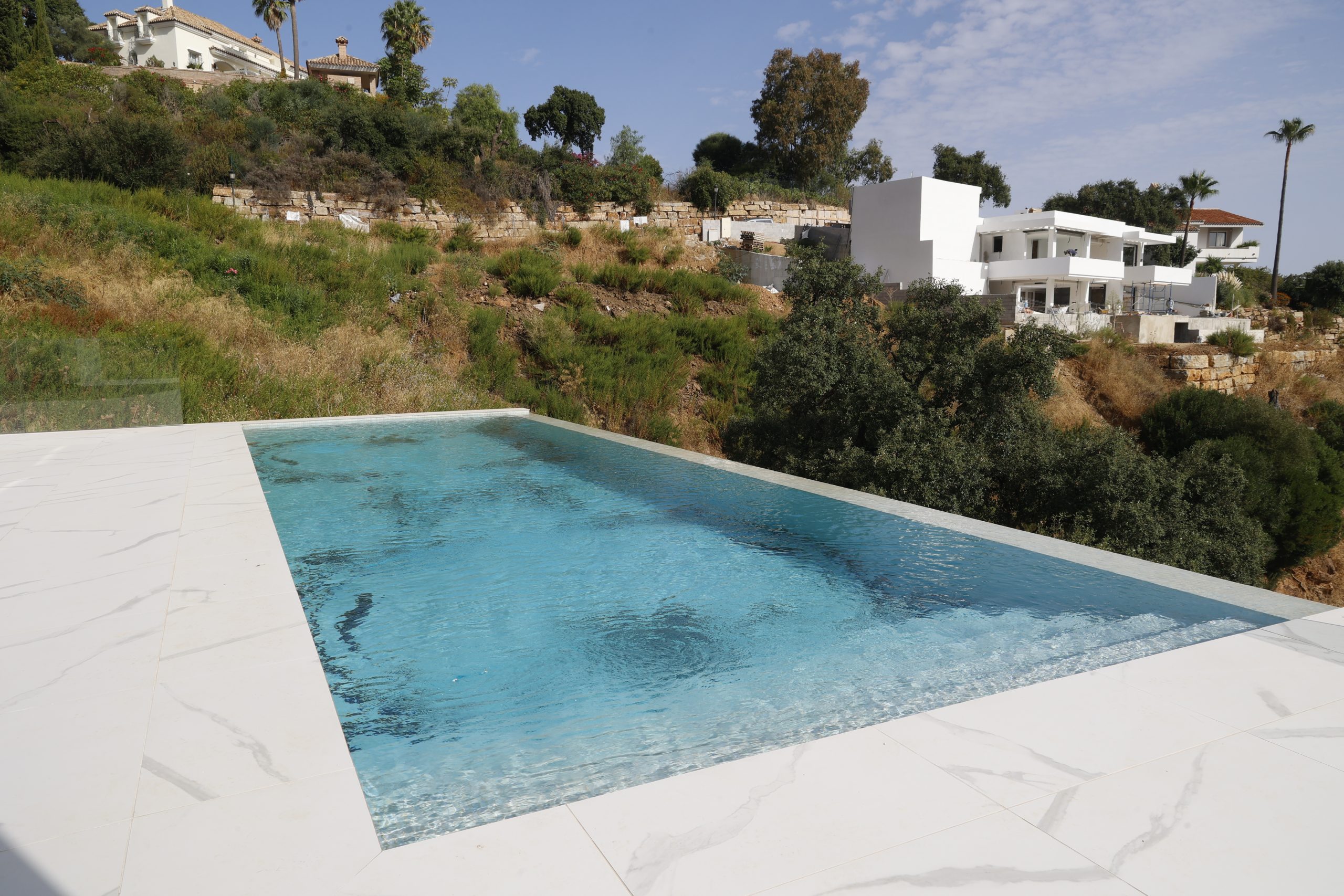 Liggestole ved poolen