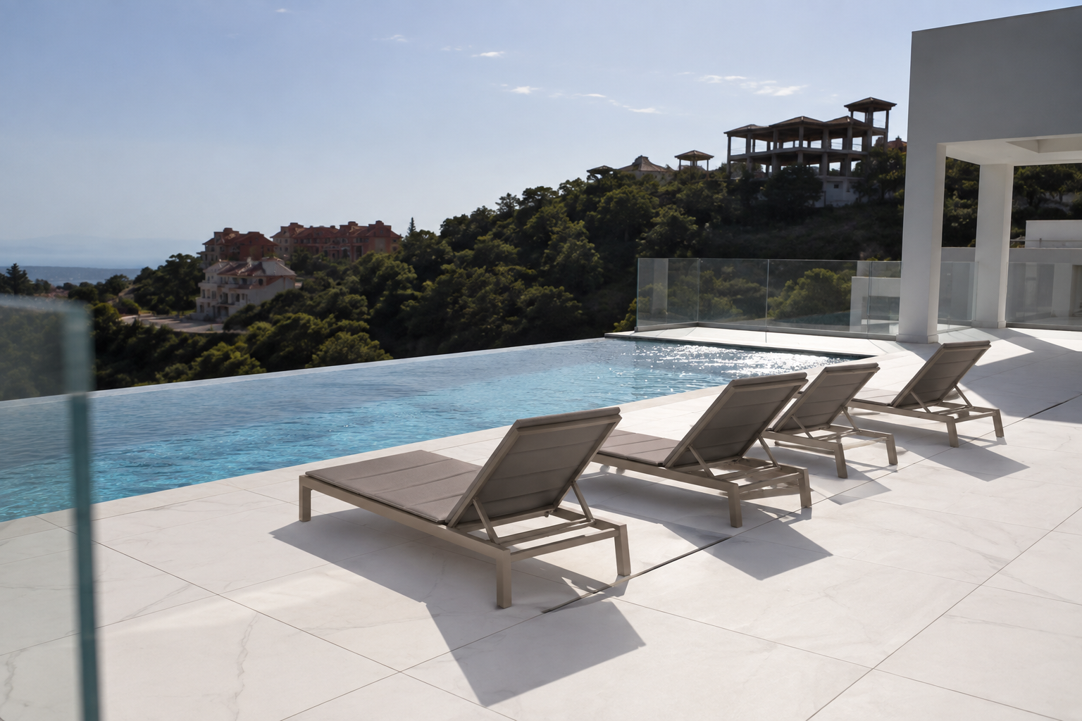 Den opvarmede pool ved VillaMairena